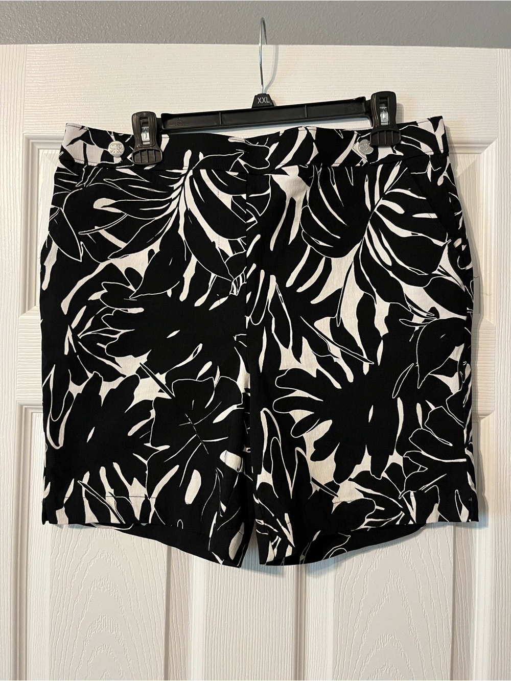 Rafaella Black & White Leaf-Print Pull-on Women's Shorts